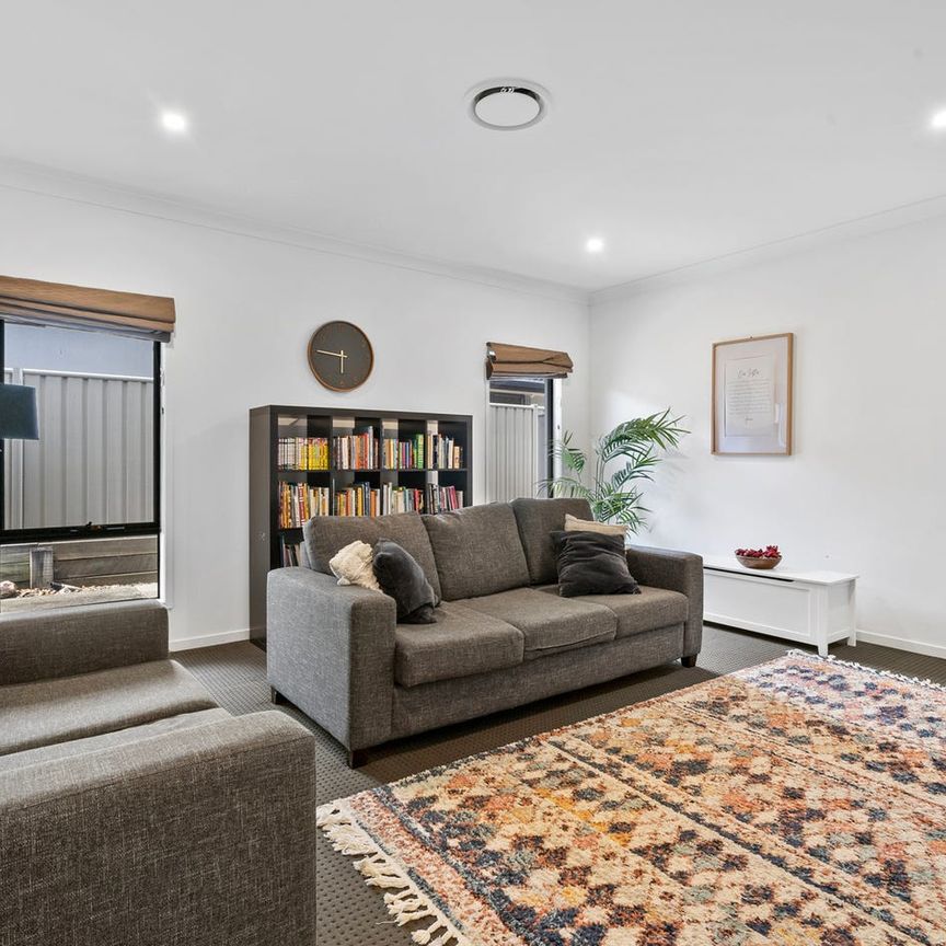 Spacious Single-Level Family Home with Pool, Ducted Air & Double Garage - Photo 1