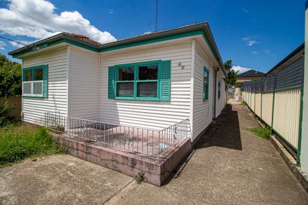 Spacious Three Bedroom House - Photo 2