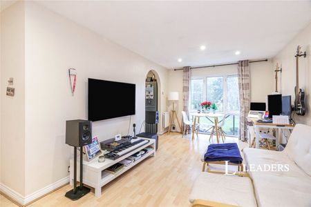 2 bedroom property to rent Parry Drive, Weybridge, KT13 - Photo 3