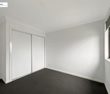 Modern Three-Bedroom Townhouse in a Great Cranbourne North Location - Photo 2