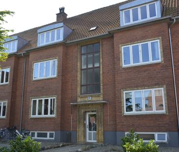 Lys 2-værelses lejlighed med altan i Odense C - Photo 4