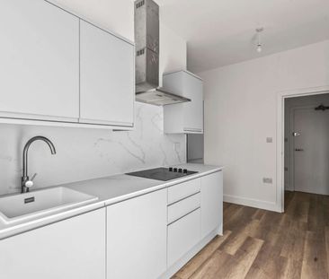 A beautifully renovated first floor apartment in a prime Teddington location. - Photo 5