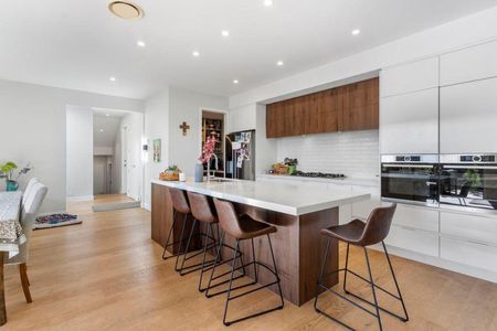 Large Luxury Home with Swimming Pool - Photo 3