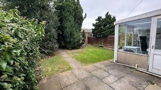 4 bedroom semi-detached house to rent - Photo 2