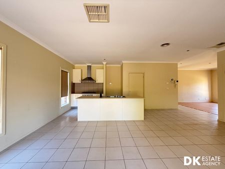 Spacious 4 Bedroom House in Tarneit - Photo 3