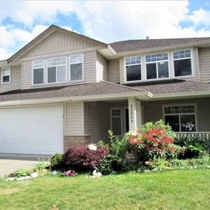 Lovely upper floor with fenced yard - 1 pet friendly - Photo 2