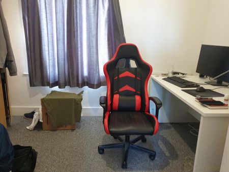 3 bedroom flat to rent - Photo 2