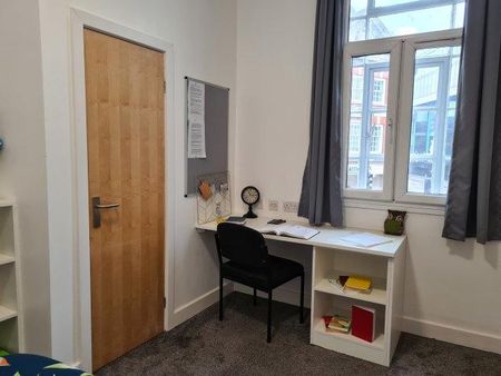 1 bedroom in a house share to rent - Photo 3