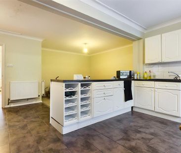 4 bedroom semi-detached house to rent - Photo 3