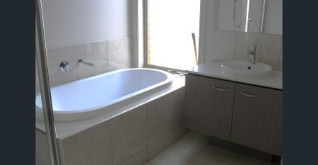 SPACIOUS FAMILY HOME - Photo 2