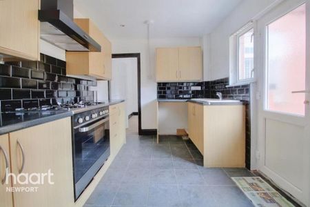 3 bedroom semi-detached house to rent - Photo 3