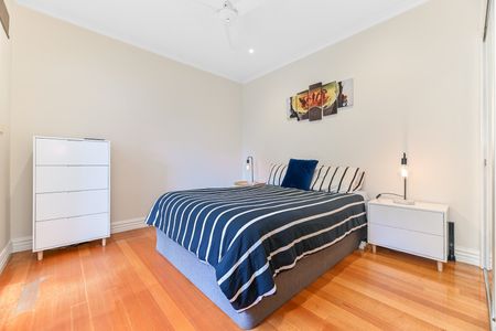 SPACIOUS THREE BEDROOM TOWNHOUSE WITH STUDIO IN THE HEART OF OAKLEIGH - Photo 3