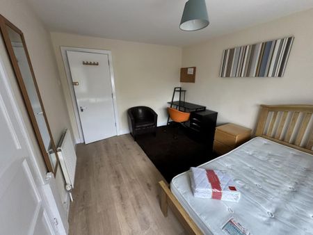 5 bedroom semi-detached house to rent - Photo 4