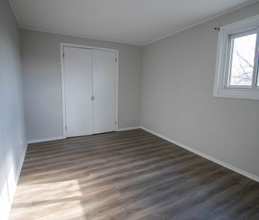 **COZY** 2 Bedroom Main + Den Unit in Welland!! - Photo 3