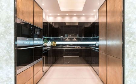 An exceptional and beautifully designed two bedroom Mayfair apartment with lift access and 24 hour porterage. - Photo 2