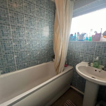 4 bedroom House - ROE GREEN LANE, Student Accomodation - Photo 3