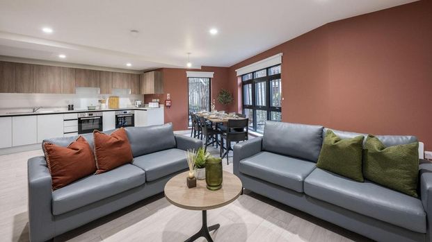 1 bedroom in a flat share to rent - Photo 1