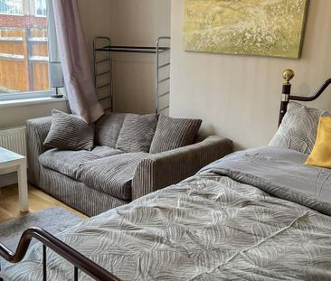 1 bedroom in a house share to rent - Photo 3