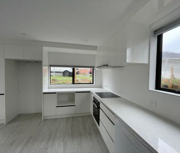 Stylish new home with a big lounge and kitchen - Photo 4