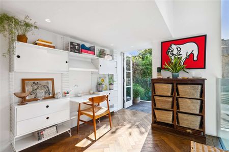 A beautifully presented house with exceptional entertaining space and a south-facing garden - Photo 2