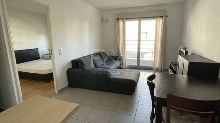 T2 meublé avec balcon et garage - Bd de l'Europe à Pierre Bénite - Photo 2