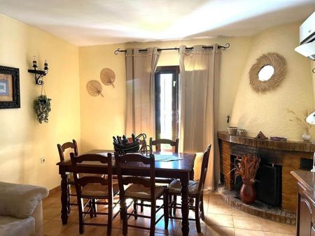 A very spacious three double bedroomed town house on this very popular urbanisation close to the town centre for winter rental in Nerja - Photo 2