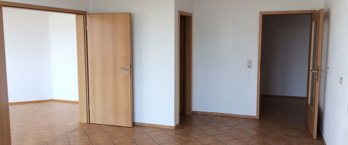 schöne 4- Raum Wohnung mit großem Balkon zu vermieten * Frei ab 01.10.2025 - Photo 1