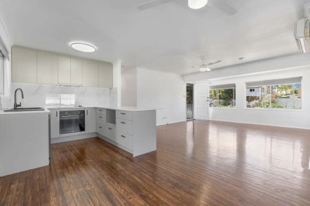 “RARE DUAL LIVING OPPORTUNITY- SEPERATE STUDIO INCLUDED!” - Photo 3