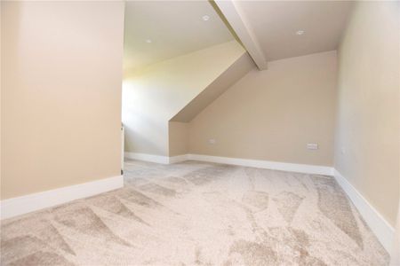 77, Wakefield Road, Gildersome, Morley, Leeds, LS27 7HH - Photo 3