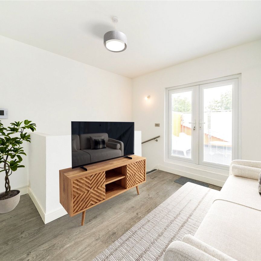 Southcroft Road, SW17, London - Photo 1