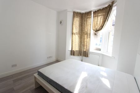 1 Bed Flat, Colvin Road, E6 - Photo 3