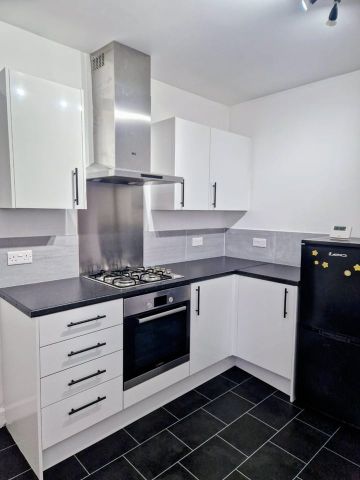 3 Bed Terraced House, Mexborough Grove, LS7 - Photo 2
