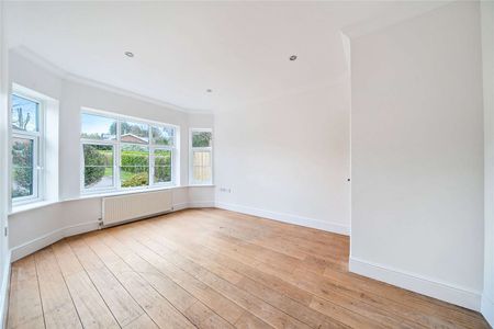 An impressive and immaculately presented family home in a desirable private road - Photo 3