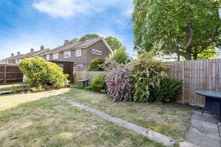 Tilgate 3 bedroom house to rent - Photo 2