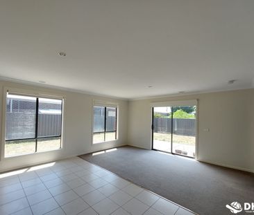 Spacious House with excellent Location in Tarneit - Photo 1