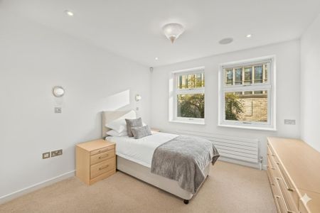 4 bedroom mews to rent - Photo 4