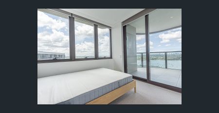 Luxury three-bedroom apartment with stunning, breathtaking water views! - Photo 4