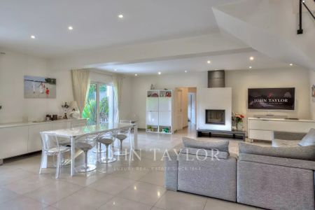 Maison à louer Mougins, Cote d'Azur, France7 500 EUR / Mois - Photo 2
