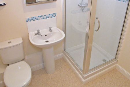 Gladstone Court, Hawarden, CH5 - Photo 4