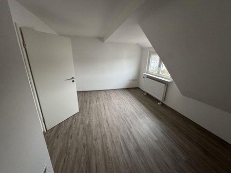 Erstbezug nach Sanierung - 4,5-Zimmer-Wohnung mit Balkon, Gartenanteil, 2 Stellplätzen - Photo 3