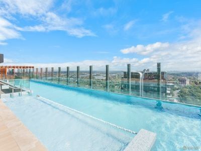 Luxurious One-Bedroom Apartment with Expansive Study and Stunning Harbour Views - Photo 5