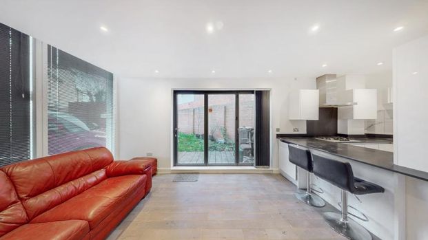 Modern terraced house - Photo 1