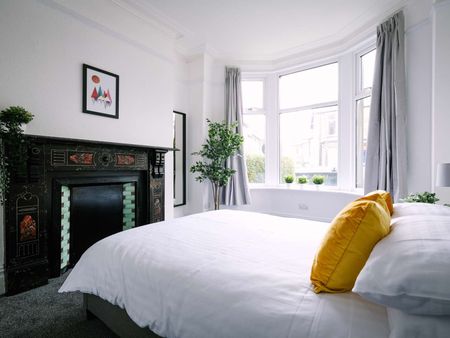 Gorgeous 5 bedroom home located in the heart of Lancaster. Bedroom 4 - Photo 4
