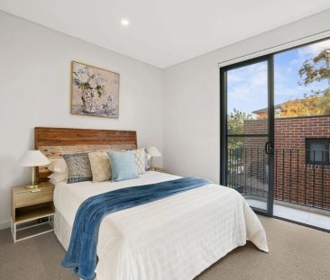 Designer Home in Top Location with Rear Lane Access - Photo 4