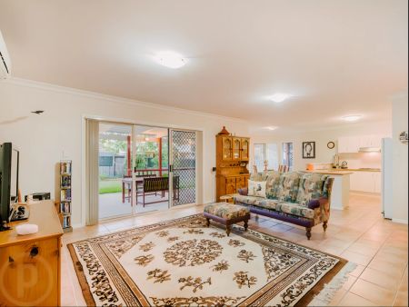 4 bed 2 bath - Photo 2