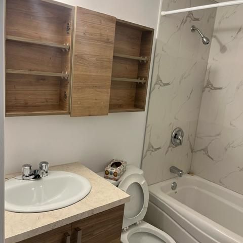 Beau 4 1/2 refait à neuf et libre le 1er juillet - Photo 1