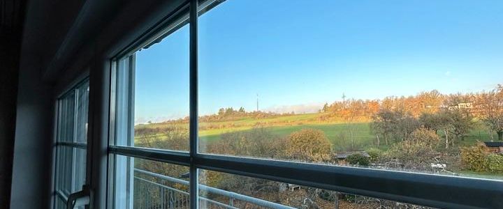 Großzügige Dachgeschoss Wohnung mit Balkon zu vermieten - Photo 1