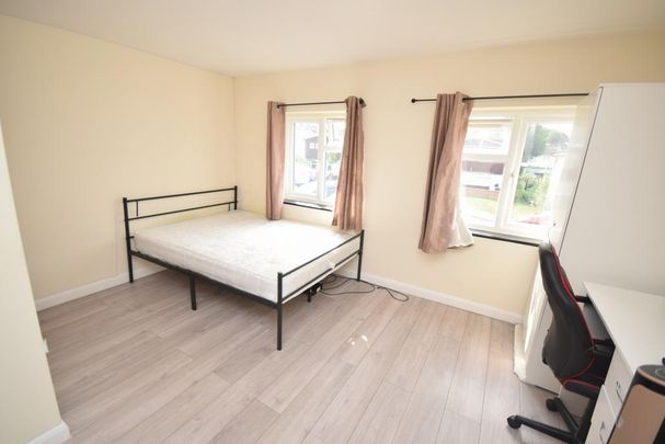 4 bedroom end of terrace house to rent - Photo 1