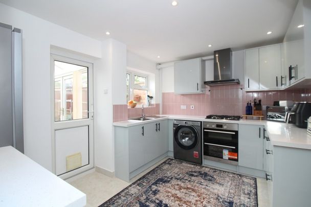 Broadwater Crescent, Stevenage, Hertfordshire - Photo 1