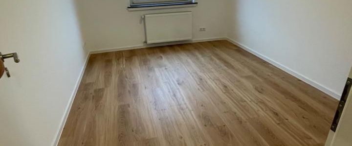 Lichtdurchflutete und sanierte 3 Zi Whg mit Tageslichtbad - Photo 1